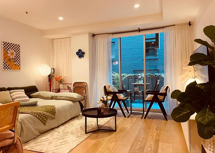 Collins Paris End Suite- 2 Bedrooms With Balcony