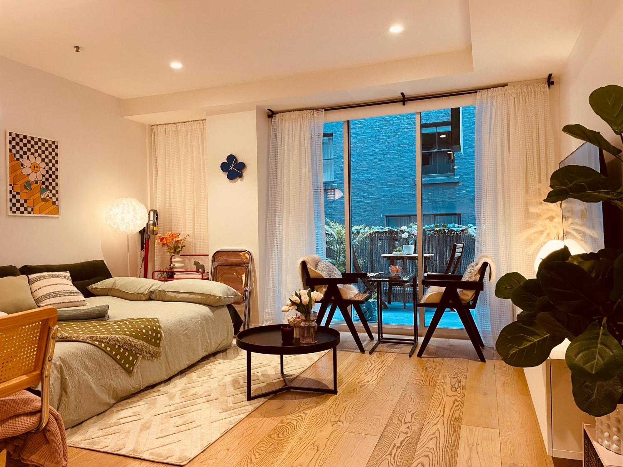 Collins Paris End Suite- 2 Bedrooms With Balcony Melbourne
